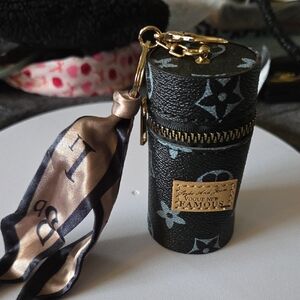Vogue Black and Gold Key/liostick Holder with Scarf Accent Bag Clip